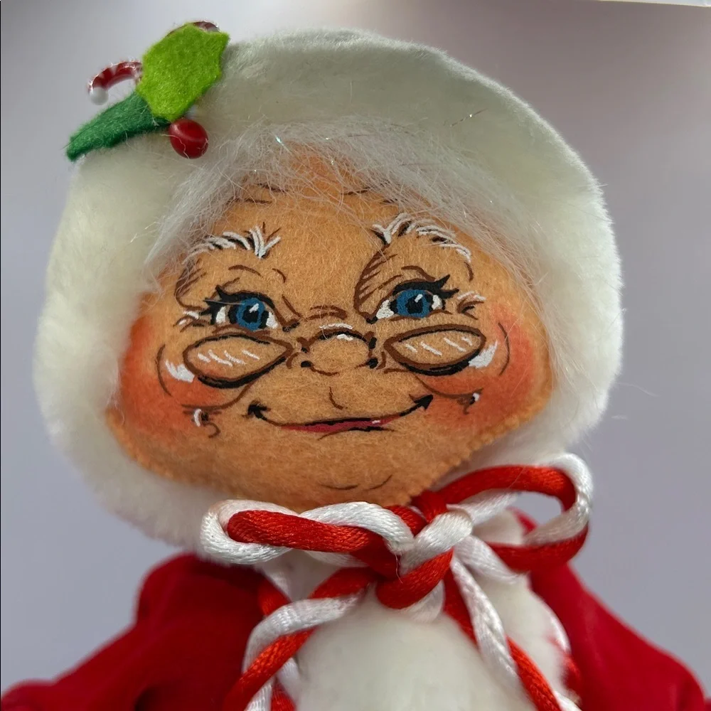 Annalee Mrs Claus with furry muff